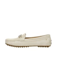 Beige suède mocassin met een decoratieve zilveren accent op de wreef, rubberen zool met kleine noppen en een plat, minimalistich ontwerp.