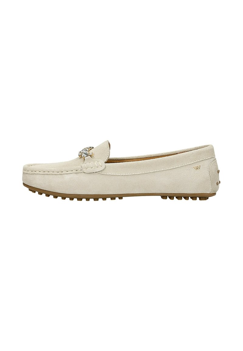 Beige suède mocassin met een decoratieve zilveren accent op de wreef, rubberen zool met kleine noppen en een plat, minimalistich ontwerp.