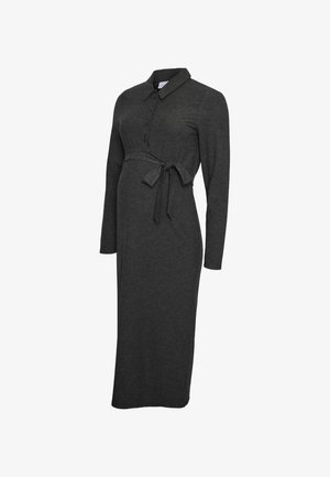 Mörkgrå ribbad gravidklänning med krage, långa ärmar, knäppning fram och knytband i midjan. Lång, figurnära silhuett.