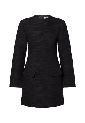 Sort kjole lavet af struktureret stof med en tætsiddende pasform, lange ærmer, rund halsudskæring og to forlommer. Har lynlås i ryggen.