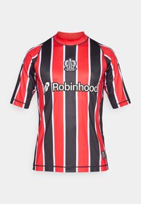 Punase ja musta triibuline lühikeste varrukatega jalgpallisärk, millel on ümar kaelus ja logomotiivid. Esiküljel kiri „Robinhood”.