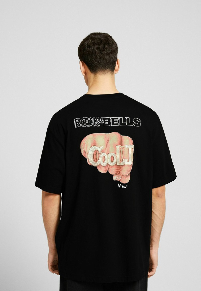 Bershka SHORT SLEEVE BOXY ROCK THE BELLS TShirt print black