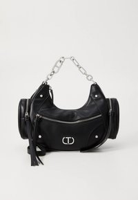 Bolso de mano de cuero negro con forma redondeada, que incluye herrajes plateados, un bolsillo con cremallera y una correa de cadena. Destaca por sus compartimentos laterales y borlas.