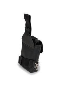 Fekete, puha szintetikus anyagból készült tárolótáska, hevederrel és fém csattal. Jellemzője a letisztult, minimalista dizájn, lekerekített szélekkel.