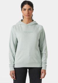 Světle zelená mikina z měkkého materiálu, s přední kapsou, kapucí na šňůrku a potiskem loga Helly Hansen na hrudi.