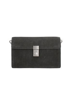 Clutch nera in suede con chiusura a patta, dotata di un fermaglio quadrato metallico e due anelli laterali per una tracolla. Texture liscia e design elegante.