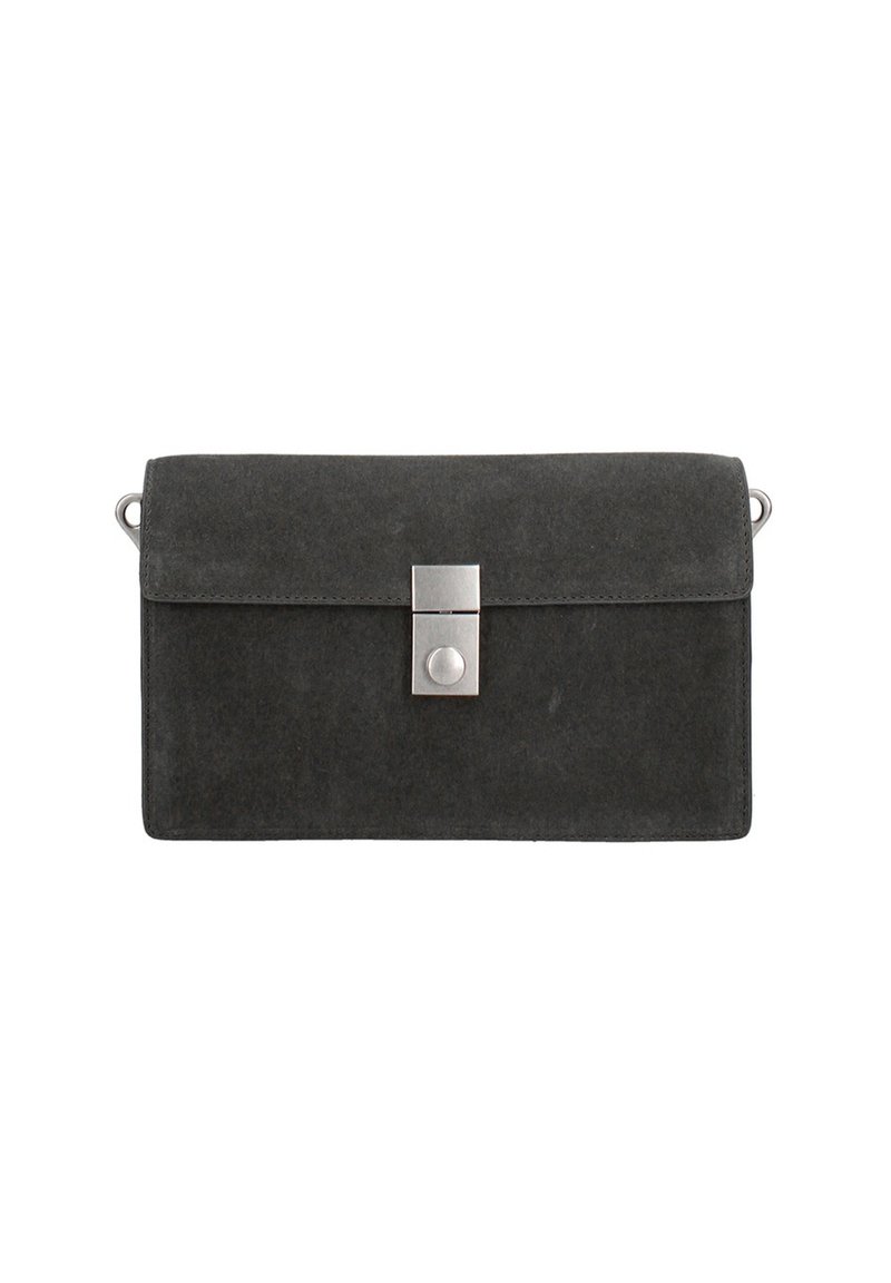 Clutch nera in suede con chiusura a patta, dotata di un fermaglio quadrato metallico e due anelli laterali per una tracolla. Texture liscia e design elegante.