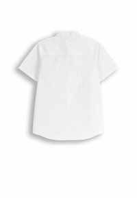 Krótki rękaw, biały shirt z kołnierzykiem, gładka faktura i lekko zaokrąglony dół. Tył ma centralnie umiejscowiony karczek.