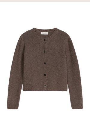 Bruine, pluizige, cropped cardigan met lange mouwen, ronde hals en vijf zwarte knopen aan de voorkant.