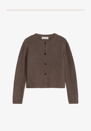 Cardigan court marron à manches longues, en tissu duveteux, avec un col rond et cinq boutons noirs sur le devant.