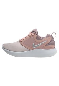 Scarpa Nike con tomaia sintetica rosa, pannelli in rete e suola bianca. Presenta un logo swoosh grigio e dettagli testurizzati sul lato.
