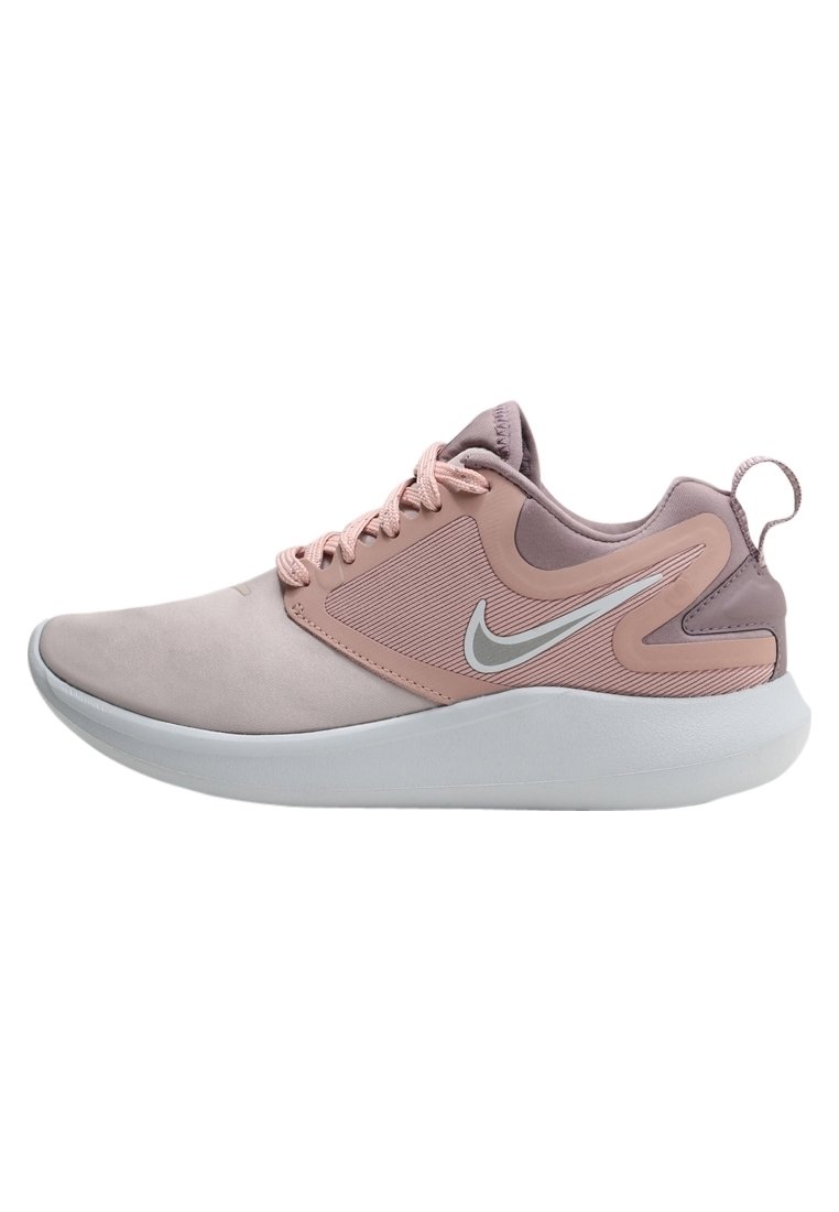 Scarpa Nike con tomaia sintetica rosa, pannelli in rete e suola bianca. Presenta un logo swoosh grigio e dettagli testurizzati sul lato.