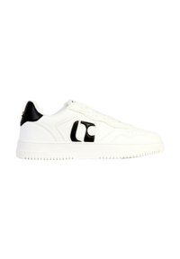 Hvide sneakers med sorte accenter, glat læderoverflade, snørelukning, iøjnefaldende logo på siden og rillet gummisål.