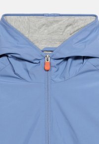 Ανοιχτό μπλε μπουφάν με κουκούλα που δείχνει  εσωτερική γκρι επένδυση, διαθέτει μπροστινό φερμουάρ με πορτοκαλί τανάλι.