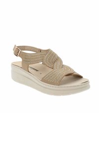 Sandalo beige con tomaia testurizzata, caratterizzato da cinturini incrociati decorati con strass e una suola piattaforma per un'altezza aggiuntiva.