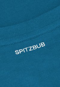 Blauwe katoenen stof met een gladde textuur. Bevat de witte tekst "SPITZBUB" die op het oppervlak is gestikt nabij de hals.