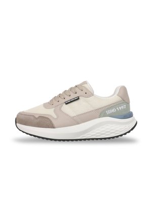 Beige und hellgrauer Sportschuh mit Mesh- und Wildlederpaneelen, dicker weißer Sohle, schwarzer Profilsohle und dem Schriftzug "SOHO 1997" an der Ferse.