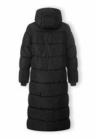 Abrigo largo y negro con capucha, que presenta un diseño acolchado y puños acanalados, textura suave y una silueta recta.