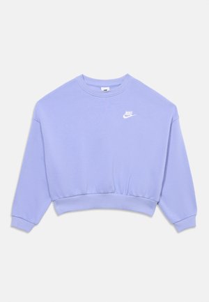 Vaaleanlila lyhyt collegepusero, jossa on pitkät hihat ja valkoinen Nike-logo vasemmassa rinnassa yksiväristä taustaa vasten.