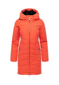 Quiltad orange vinterjacka med huva, främre dragkedja och sidofickor. Har ett diamantmönster och kontrasterande svart foder.