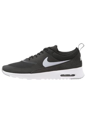 Sort-hvid Nike Air Max sneaker med hvid swoosh, snørelukning, polstret sål og synlig luftenhed i hælen.