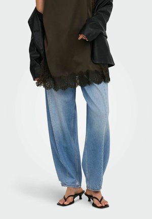 JDY BALLOON FIT JEANS JDYSUSIE MID WAIST BARREL FIT JEANS - Jean baggy - light blue denim