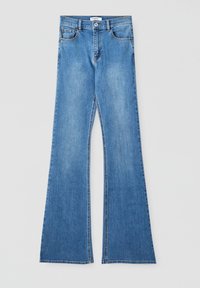 Jeans de mezclilla azules acampanados con un lavado claro, que cuentan con cinco bolsillos y un cierre de botón único, fabricados en una resistente tela de algodón.