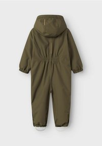 Olive green, wodoodporny kombinezon narciarski z elastycznymi mankietami, kapturem, dopasowaną talią oraz dwoma bocznymi kieszeniami. Gładka tekstura z minimalnymi akcentami wzorniczymi.