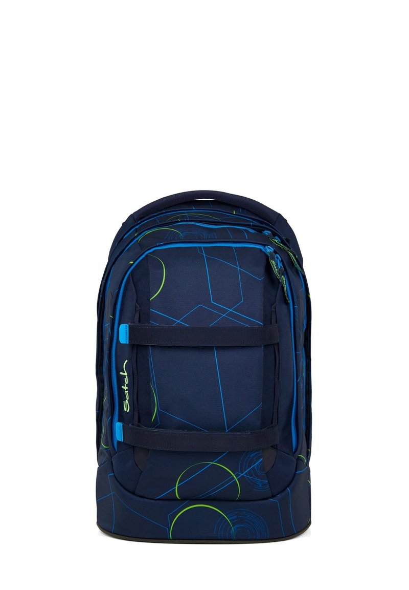 Zaino navy con motivi geometrici blu e verdi. Presenta spallacci imbottiti e numerosi scomparti. Realizzato in tessuto resistente.