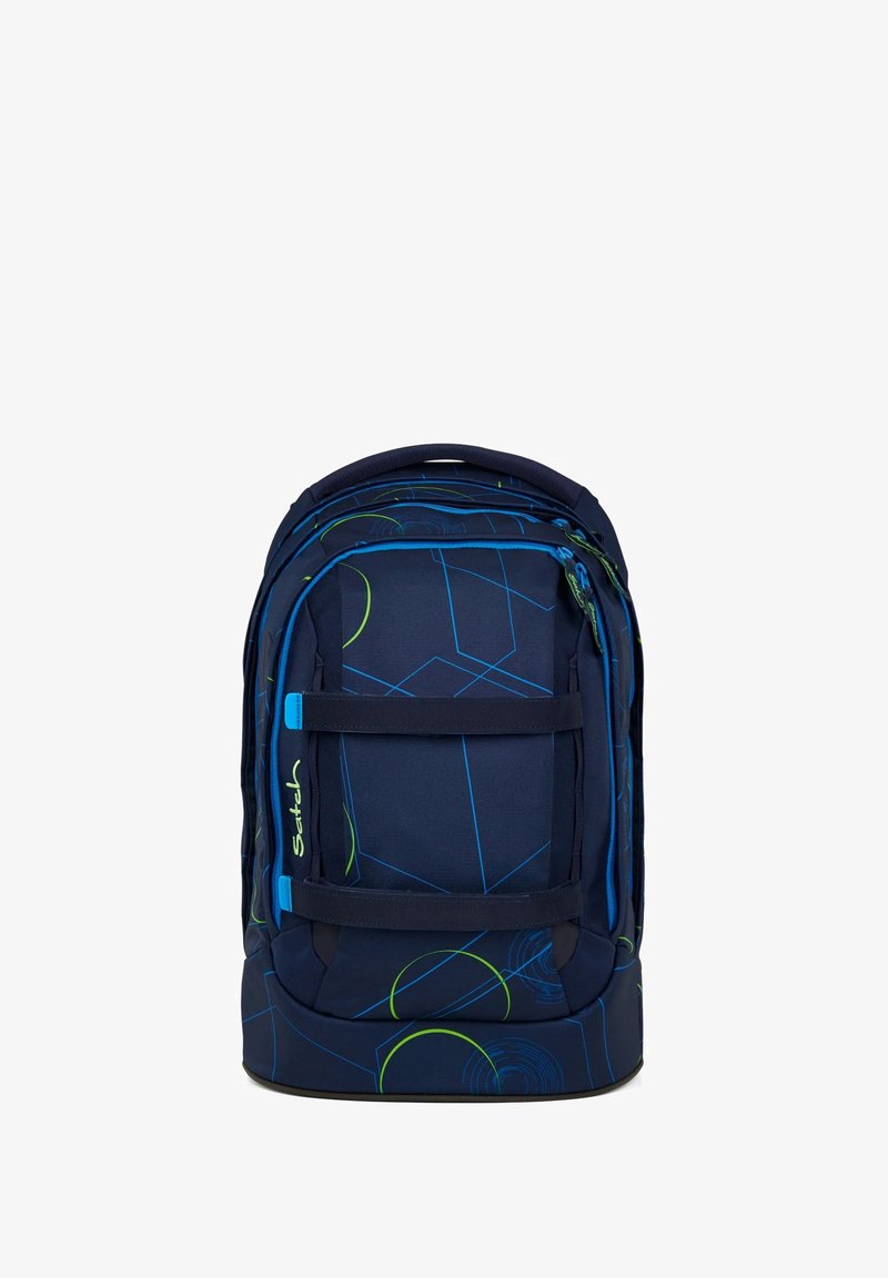 Zaino navy con motivi geometrici blu e verdi. Presenta spallacci imbottiti e numerosi scomparti. Realizzato in tessuto resistente.