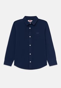 Mørkeblå langermet skjorte med krage, hvite knapper og subtil Levi's-logo på brystet, lagt flatt på en hvit bakgrunn.