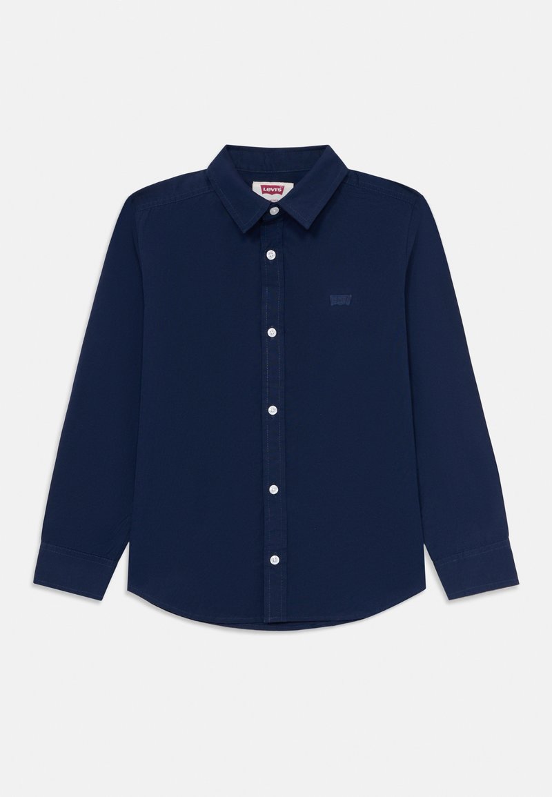 Ναυτικό μπλε πουκάμισο με μακρύ μανίκι και κουμπιά, με γιακά, λευκά κουμπιά και διακριτό λογότυπο Levi's στο στήθος, απλωμένο σε λευκό φόντο.