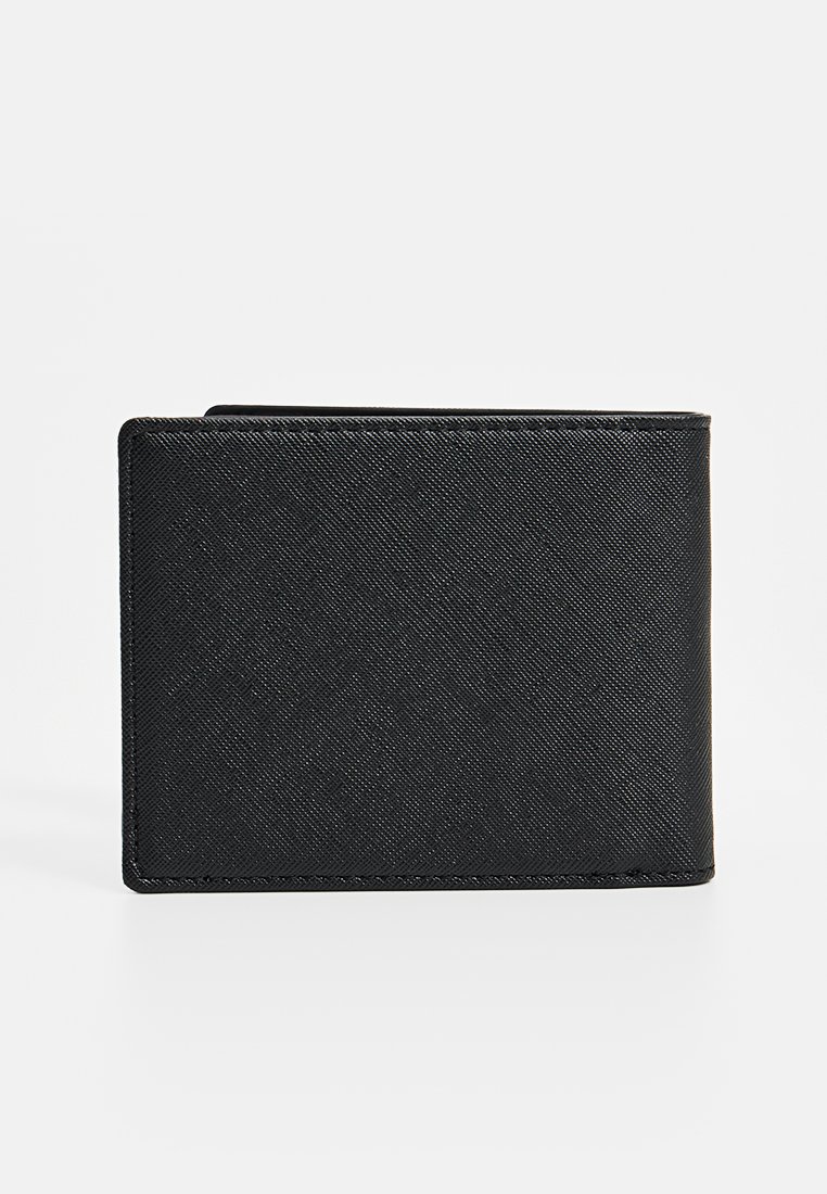 Portafoglio bifold nero realizzato in materiale sintetico testurizzato, caratterizzato da una forma rettangolare elegante e cuciture visibili lungo i bordi.
