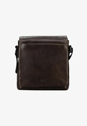 Donkerbruine leren crossbodytas met voorflap en verstelbare zwarte band, met een subtiel geperst logo nabij het onderste midden.