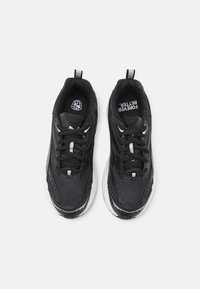 Baskets de sport noires avec une tige en mesh, des accents texturés et des détails de logo blancs. Présente une semelle rembourrée et un design à lacets.