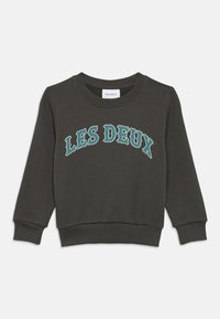 Σκούρο γκρι φούτερ με πράσινο κείμενο «LES DEUX» σε κυρτή σχεδίαση. Ριμπ λαιμόκοψη, μανσέτες και τελείωμα με απαλή, λεία υφή.