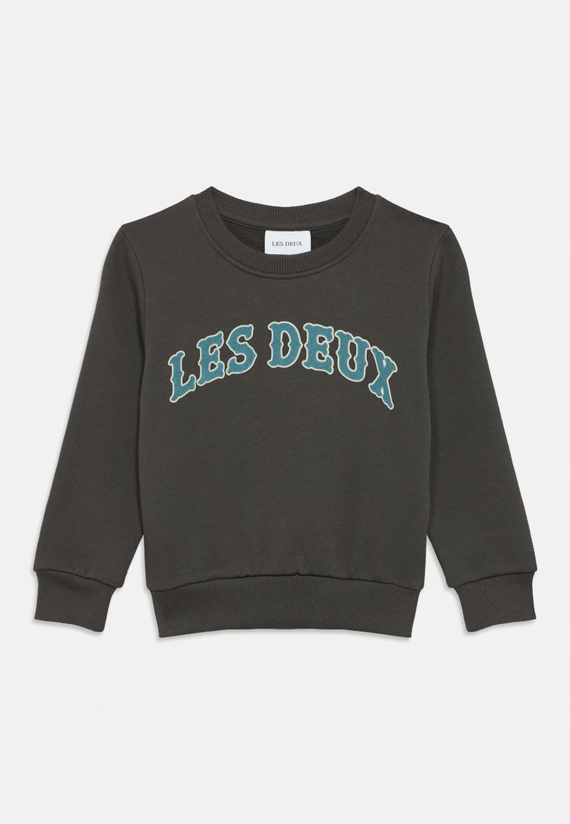 Σκούρο γκρι φούτερ με πράσινο κείμενο «LES DEUX» σε κυρτή σχεδίαση. Ριμπ λαιμόκοψη, μανσέτες και τελείωμα με απαλή, λεία υφή.