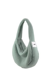 Zielona, pluszowa torba w stylu slouchy z zaokrąglonym uchwytem, z zamkiem błyskawicznym i białą metką z logo "KUBOTA".