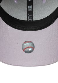 Cappellino da baseball nero e lavanda con un adesivo rotondo della MLB e una grafica di baseball sul lato interno della visiera. Design in tessuto testurizzato.