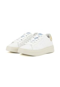 Sneakers bianchi in pelle con una texture liscia, dotati di lacci blu e un accento pastello sul tallone, montati su una suola color crema.