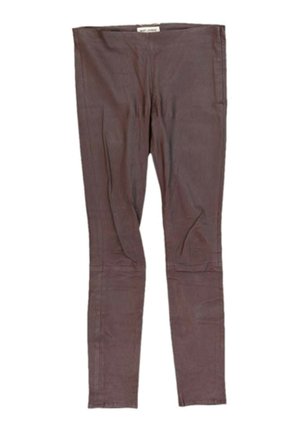Brązowe spodnie slim-fit z przeszyciami na kolanach, ułożone na płasko na białym tle.