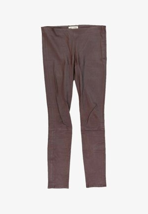 Pantalon slim marron avec détails cousus aux genoux, étalé à plat sur un fond blanc.