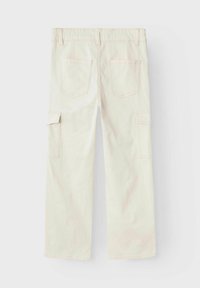 Pantalons cargo beige clair avec une coupe décontractée, dotés de deux grandes poches latérales, de deux poches arrière et d'une taille élastique. Texture lisse.