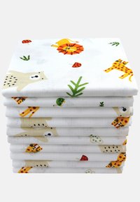 Serviettes en coton empilées avec des motifs colorés d'animaux et de nature. Comprend un ours, une girafe, un lion et des champignons sur un fond blanc.