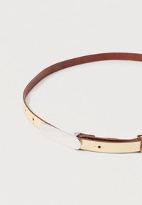 Brązowy skórzany pasek z żółtym skórzanym paskiem i gładkim srebrnym metalowym detalem. Regulowany z wieloma otworami do dostosowywania rozmiaru.