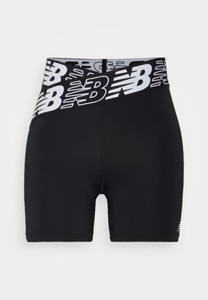Pantalones cortos deportivos negros con una cintura ancha que presenta logotipos blancos repetidos de New Balance y un pequeño logotipo blanco cerca del dobladillo de la pierna izquierda.