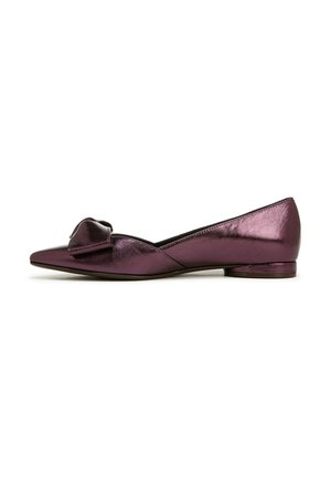 Ballet flat metallic viola con punta affilata, dettaglio a fiocco sulla parte anteriore e tacco basso e arrotondato. Texture liscia e design minimalista.