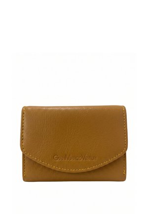 Portefeuille compact en cuir beige avec rabat arrondi et coutures apparentes, embossé du nom de la marque Gian Marco Venturi à l'avant.