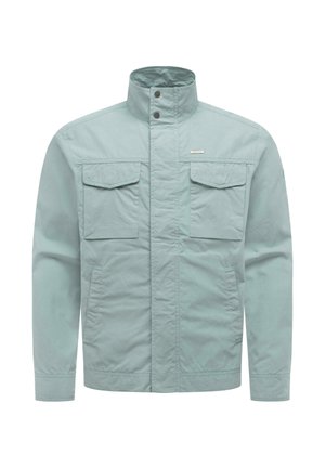 Lyseblå herrejakke med høj krave, to brystlommer med klapper og to nederste sidelommer, lukning med knapper og lynlås.