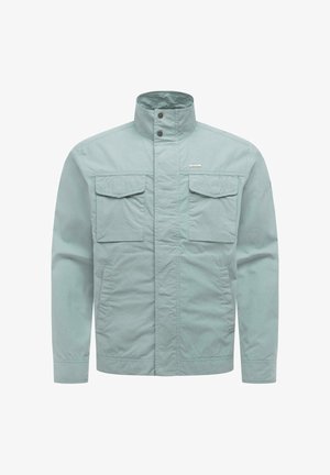 Lichtblauw herenjack met hoge kraag, twee borstzakken met klep en twee lagere zijzakken, sluiting met knopen en rits.